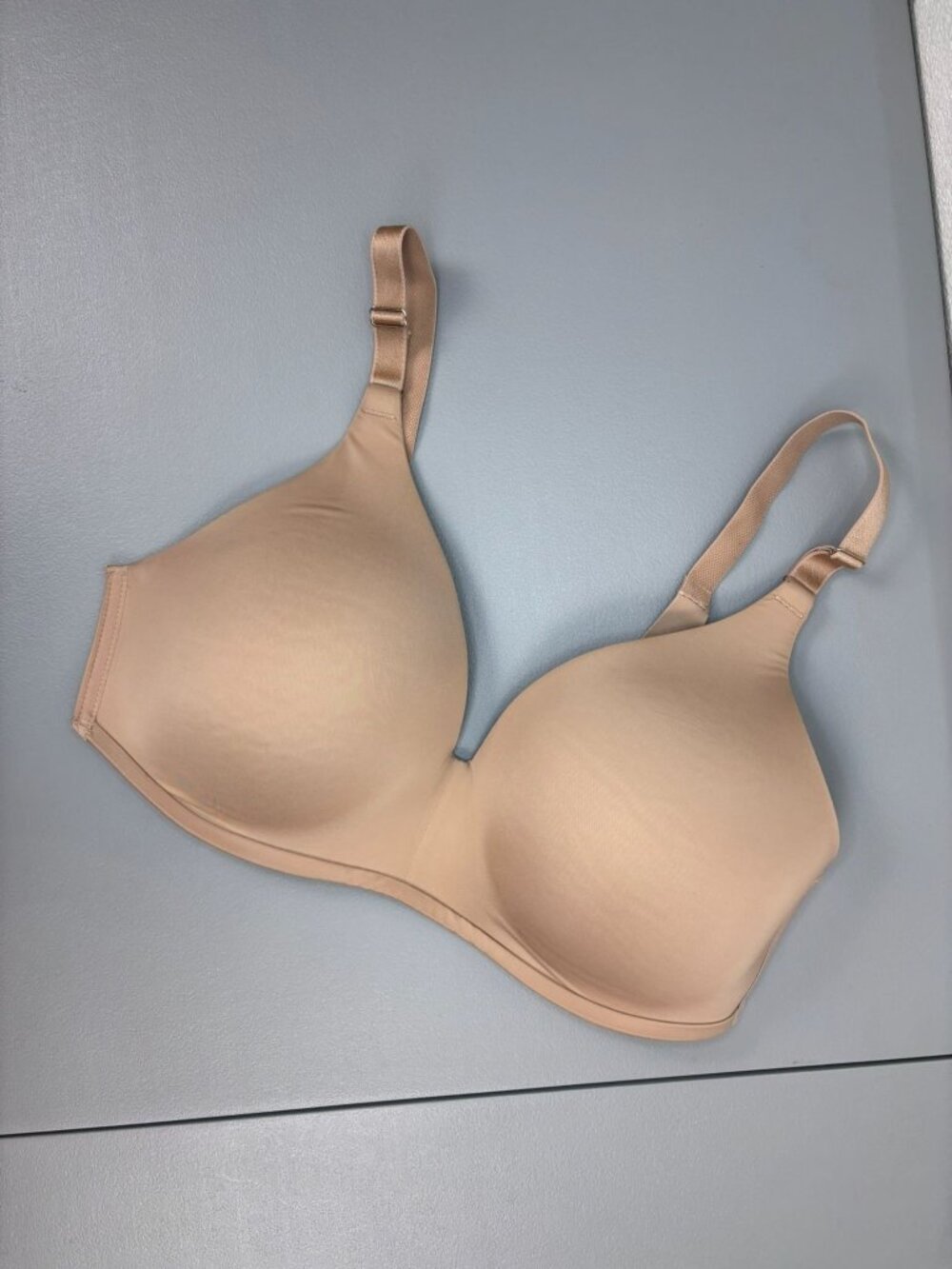 Soma 36D beige tan vanishing 360 wireless bra t-shirt casual v-neck